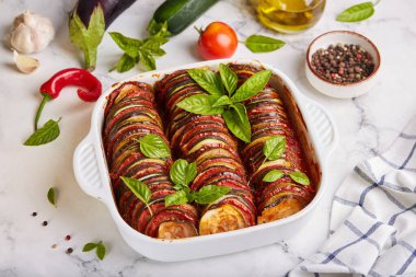 Ratatouille 'de. Patlıcan, kabak ve fesleğen yapraklı domatesli haşlanmış sebze yemeği. Vejetaryen yemeği..