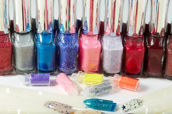 Variedad de lacas para uñas y accesorios para manicura y pedicura —  Fotos de Stock