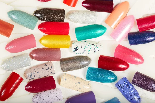 Olika färgade konstgjorda naglar — Stockfoto