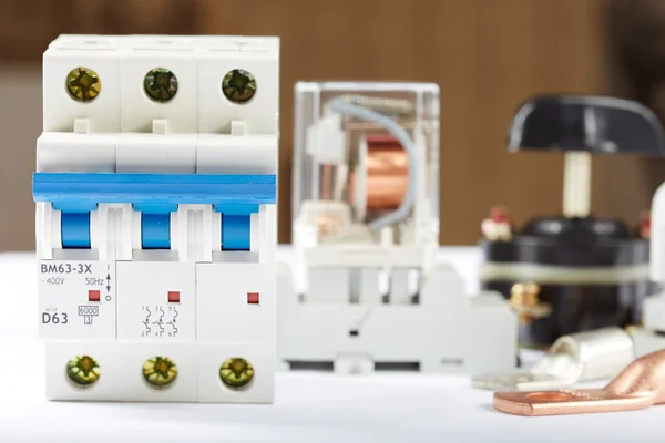 Devre kesici ve Elektrik donatımı