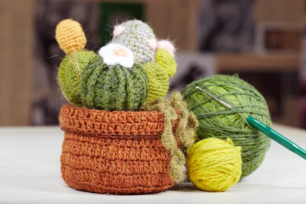 Gebreide Cactusbloem met bloesem in pot en accessoires voor breien — Stockfoto