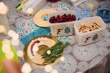  Pasta dekorasyonu için yenilebilir süslemeler. Pasta şefinin elleri. Noel tatili atmosferi. çalışma ortamı. yaratıcı karışıklık