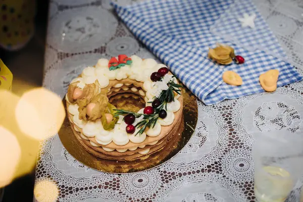 Noel çelengi şeklinde bir Noel pastası. Bir çalışma ortamında masanın üzerinde duruyor. Noel tatili atmosferi. çalışma ortamı. yaratıcı karışıklık