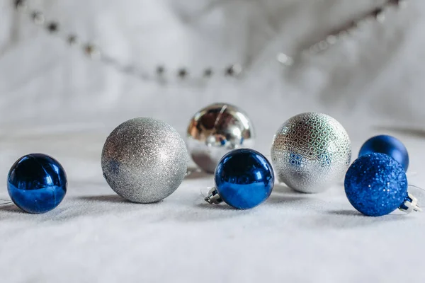 Некоторые рождественские шары на белом фоне — стоковое фото