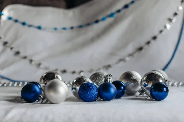 Рождественские шары и гирлянда на белом фоне с пробелами для текста. — стоковое фото