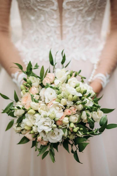 新娘手里拿着一束美丽温柔的结婚花束 — 图库照片