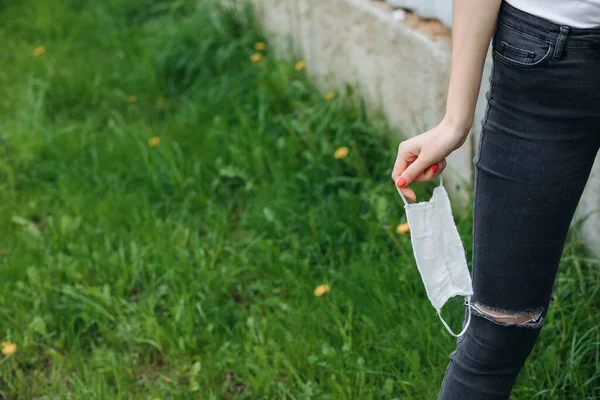 Main Une Fille Avec Une Manucure Rouge Tient Bandage Gaze — Photo