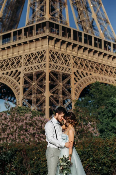 Egy Menyasszony Vőlegény Romantikus Pillanata Esküvő Napján Párizsban Eiffel Torony — Stock Fotó