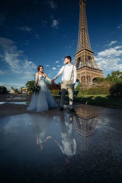 Romantikus Friss Házaspár Sétál Eiffel Torony Mellett Lány Kék Ruhában — Stock Fotó