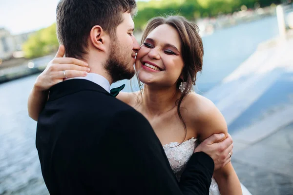 Momentos Preciosos Amor Feche Retrato Belo Barbudo Beijando Sua Namorada — Fotografia de Stock