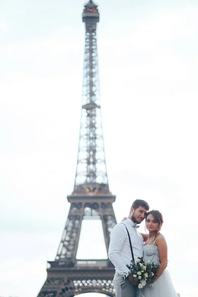 Nowożeńcy Zakochani Tle Wieży Eiffla Dziewczyna Niebieskiej Sukience Bukietem Ślubnym — Zdjęcie stockowe