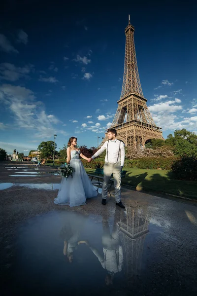 Nevěsta Ženich Mají Romantický Okamžik Jejich Svatební Den Paříži Pozadí — Stock fotografie