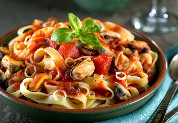 Heerlijke pasta met mosselen in marinara saus van basilicum. — Stockfoto