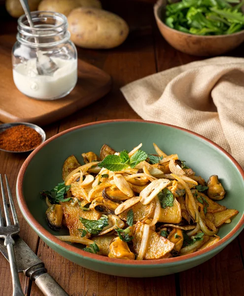 Salada de mexilhão com batata frita, páprica e hortelã — Fotografia de Stock