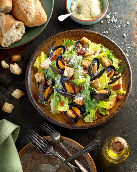 Salada Caesar com mexilhões — Fotografia de Stock