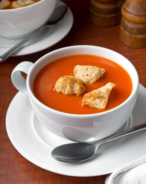 En skål med lækker tomatsuppe med hjemmelavede croutoner . - Stock-foto