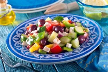 Beyaz peynir, kalamata zeytin, salatalık, biber, soğan ve domates ile lezzetli Yunan salatası.