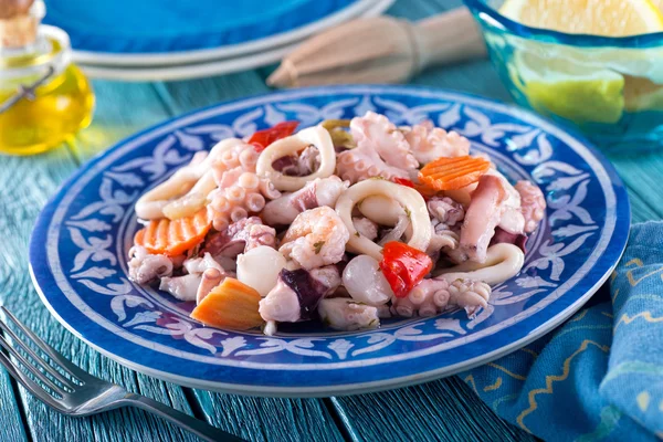 O salată delicioasă de fructe de mare amestecată cu caracatiță, calamari, creveți, ceapă, piper roșu și morcov . — Fotografie, imagine de stoc