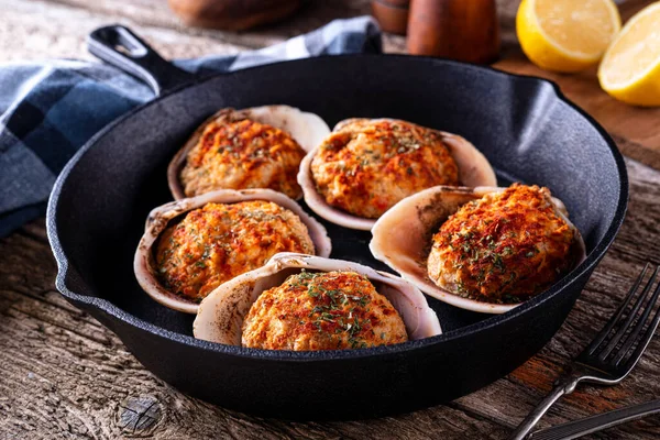 Delicious Oven Baked Stuffed Clams Rustic Wood Table Top — Stock Photo, Image