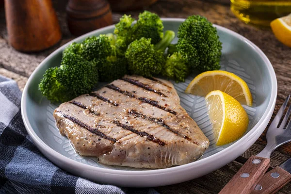 Delicious Grilled Lemon Pepper Marinated Tuna Steak Steamed Broccoli — Stock Photo, Image