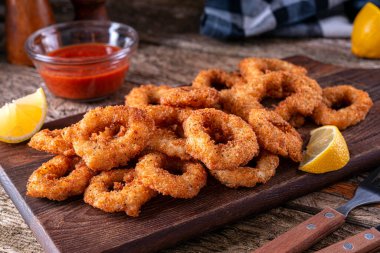 Lezzetli panko ve baharatlı marinara soslu karabiber kabuklu kalamar halkaları..