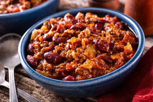 Biftek, soğan, domates ve kırmızı böbrek fasulyeli bir kase lezzetli acılı chili con carne..