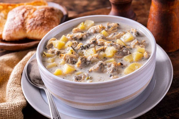 Tazón Cremosa Deliciosa Sopa Almejas Con Patata Apio Cebolla Mesa — Foto de Stock