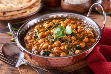 Bir kase lezzetli nohut köri ve ıspanaklı channa masala..
