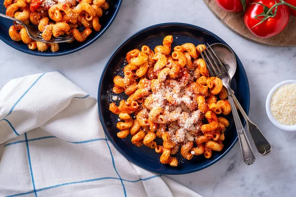 Domates Soslu Parmesan Peynirli Nefis Cavatappi Makarna — Stok fotoğraf