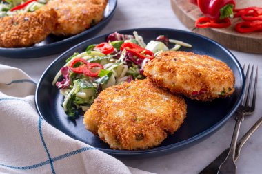 Lezzetli panko kırıntıları lahana salatası ve kırmızı biberli balık kekleri..
