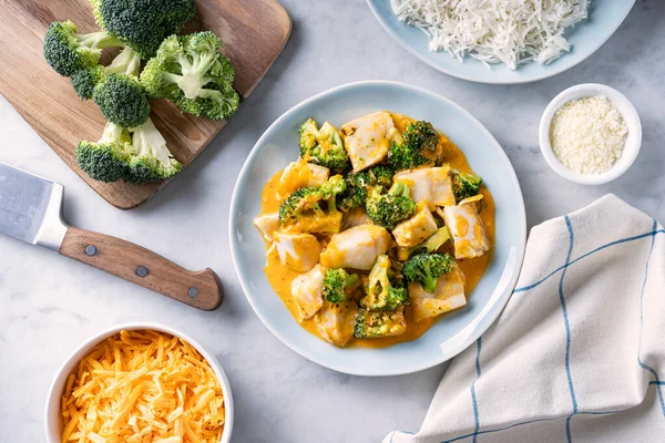 Delizioso Pesce Forno Con Broccoli Formaggio Cheddar — Foto Stock