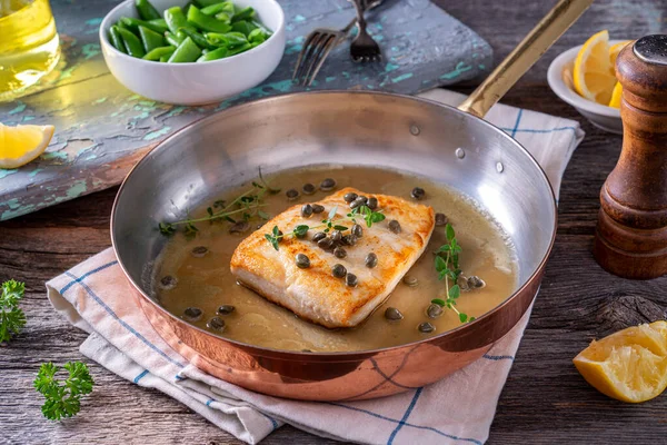 Läcker Panbränd Hälleflundra Med Citronbrunt Smör Och Kapris — Stockfoto