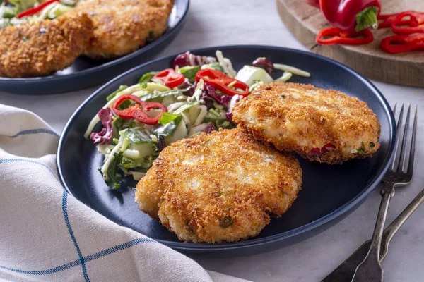 Delicioso Panko Migalha Crosta Bolos Peixe Com Salada Couve Pimenta — Fotografia de Stock