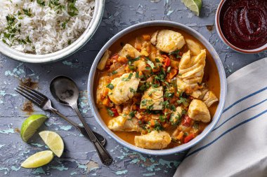 Lezzetli Brezilya balık güveci domates, limon, kırmızı biber, hindistan cevizi sütü ve kişniş soslu moqueca..