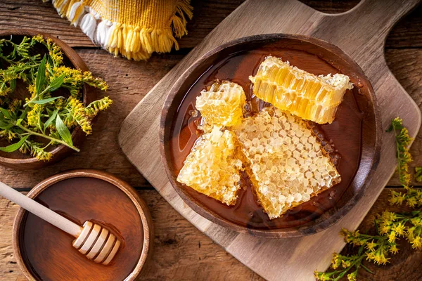 Delicious Raw Unpasteurized Natural Honecomb Rustic Wood Table Top — Stock Photo, Image