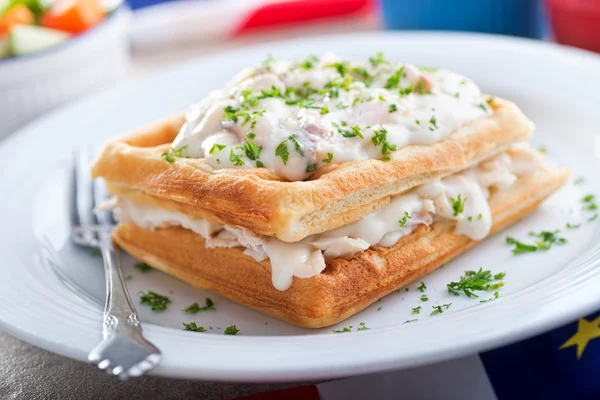 Sahne-Schellfisch und Waffeln — Stockfoto