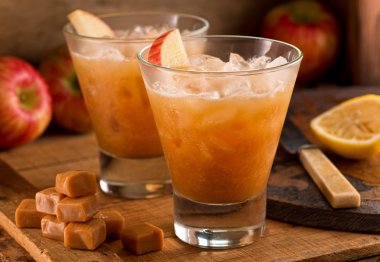 Karamel Apple elma suyu kokteyli