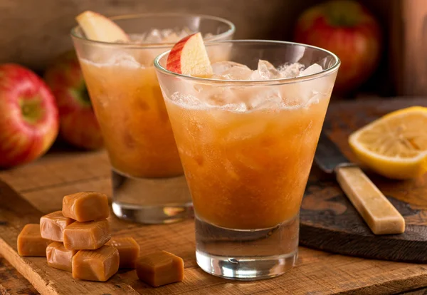 Cocktail de cidra de maçã de caramelo — Fotografia de Stock