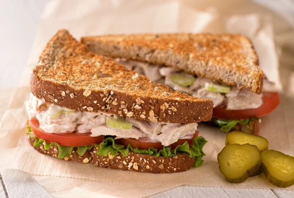 Сэндвич с салатом из тонкого тунца — стоковое фото