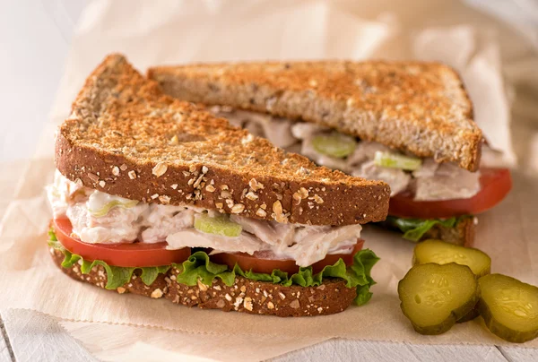 Tıknaz ton balıklı salata sandviç