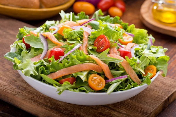 Gerookte zalm salade — Stockfoto