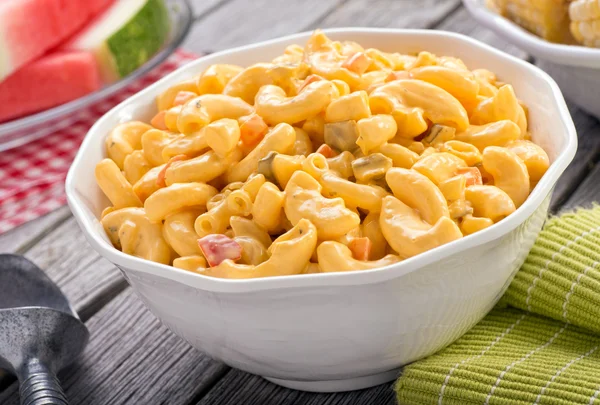 Salada de macarrão e queijo — Fotografia de Stock