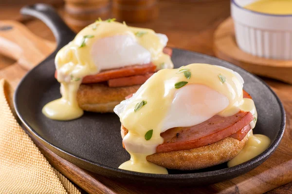 Eggs Benedict with Thick Cut Ham — Stock Photo, Image