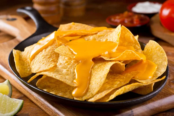 Nachos med ostsås — Stockfoto