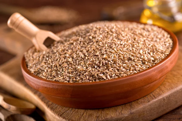 Un tazón de trigo bulgar crudo — Foto de Stock