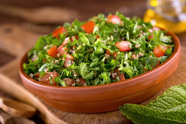 En skål med läckra färska tabouli — Stockfoto