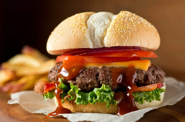 Bacon Cheeseburger met Barbecue Saus — Stockfoto