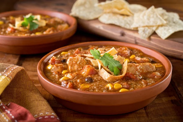 Een kom van heerlijke huisgemaakte chicken tortilla soup. — Stockfoto