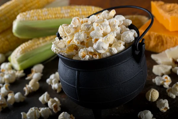 Bílé čedar konvice kukuřice Popcorn — Stock fotografie