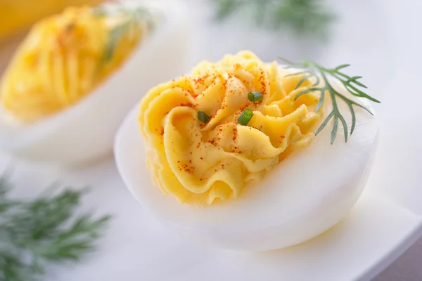 Deliciosos huevos diabólicos con pimentón, cebollino y guarnición de eneldo . —  Fotos de Stock